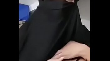 Gostosa peituda de hijab faz strip